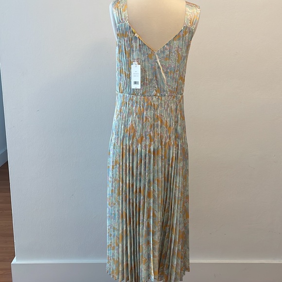 New Lotus Print Pleated Slipdress
VINCE - Picture 4 of 7